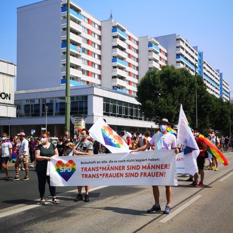 Die SPD Lichtenberg demonstriert für die Rechte von queeren Personen.
